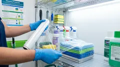 Jak obyčejný igelitový sáček pomáhá zbavit se prachu: Tajemství úklidu