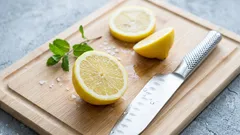 Tyto potraviny nekrájejte na dřevěném prkénku – odborníci varují, že pak nevydrží déle než měsíc